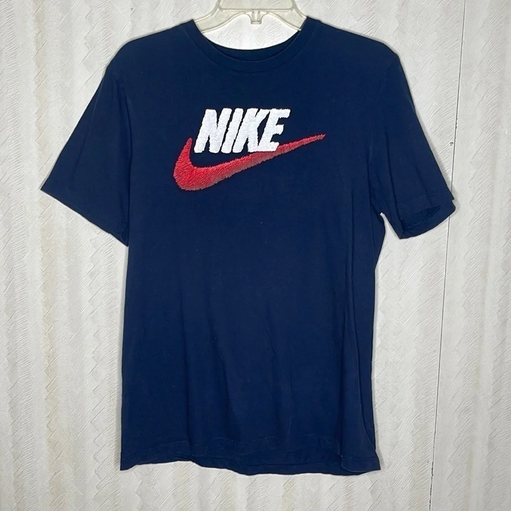 ❤️ NIKE Graphic Tshirt Size M